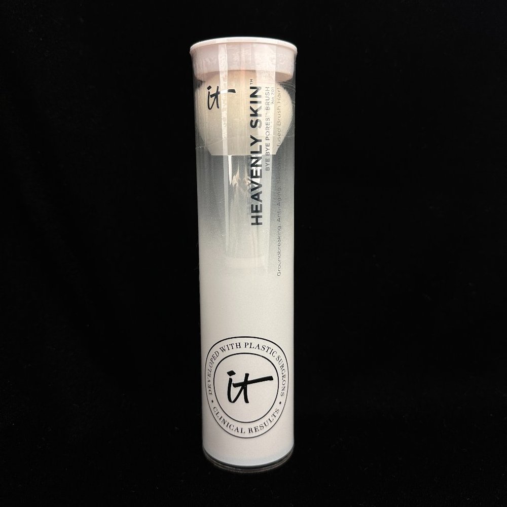 It Cosmetics Heavenly Skin Bye Bye Pores Powder Brush No. 701